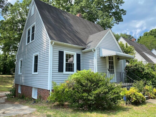 Building Photo - 407 W Carver St