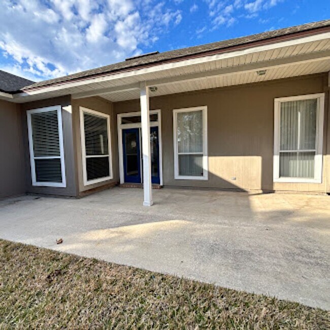 Foto del edificio - Spacious 3-Bed, 2-Bath Home. Patio. Amenities. Located just minutes from St Johns Town Center and...