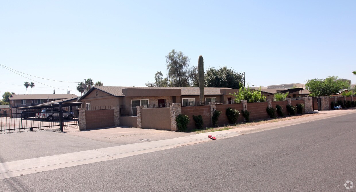 Building Photo - Mustang Apartments