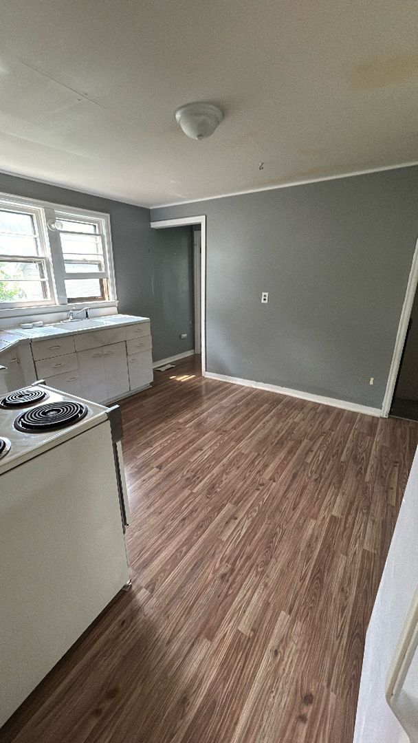 Building Photo - 3 Bedrooms, 2 Bathrooms Single Family Home...