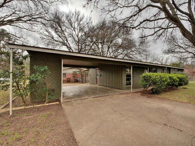 Foto del edificio - 2401 Western Trails Blvd