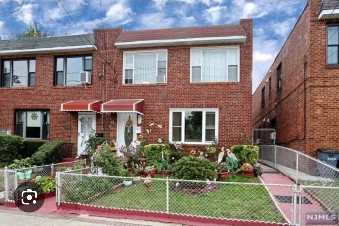 Minutes away for NYC Transportation - 5500 Park Ave (West New York, NJ)