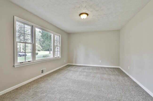 Foto del edificio - 220 Gilbert Rd