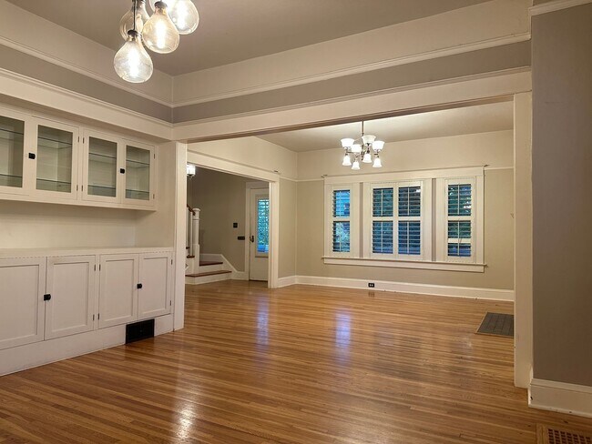 Building Photo - Beautiful 4 Bedroom Home Just Two Blocks f...