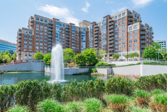Foto del edificio - 11800 Sunset Hills Rd