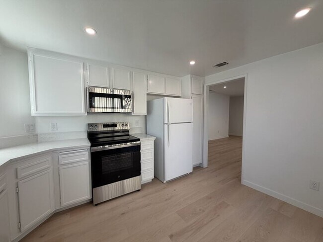 Foto del edificio - 4783 Mayflower Way