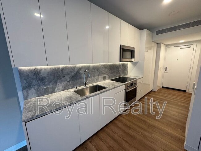 Building Photo - 987 Queen St