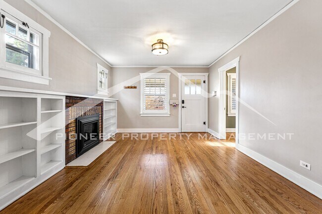 Building Photo - Charming House with Washer/Dryer and Fence...