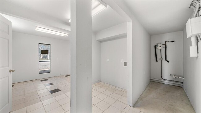 Building Photo - 603 TX-36
