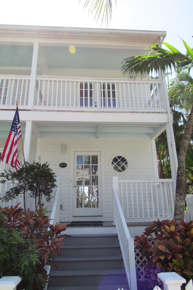 Building Photo - Fully Furnished 2 Bed 1.5 bath Home in the...