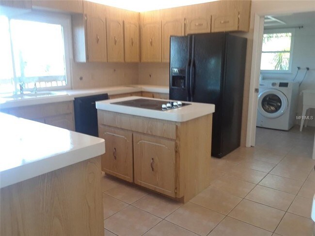 Foto del edificio - 5731 Seabreeze Dr