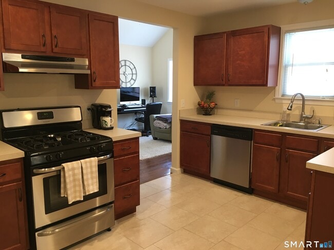 Building Photo - 6 Birchside Dr