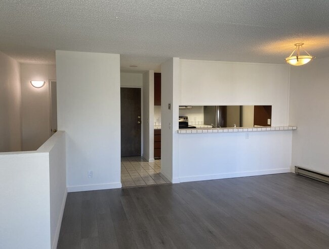 Building Photo - 2101 Shore Line Dr