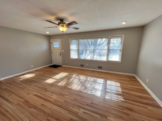 Foto del edificio - 3-Bed, 2-Bath Home with Garage & Spacious Backyard!