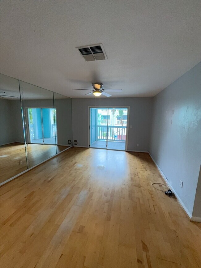 Foto del edificio - "Charming 2-Bedroom Haven in Heart of Tampa with Modern Comforts – 897 Sq Ft of Cozy Living!"