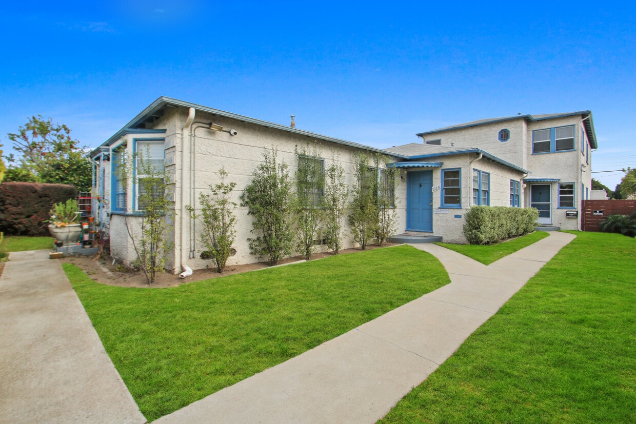 Primary Photo - Courtyard building on Ocean Park