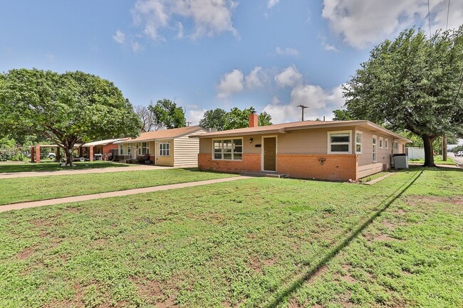 Building Photo - SPACIOUS 3/1/2 FOR LEASE CLOSE TO MEDICAL ...