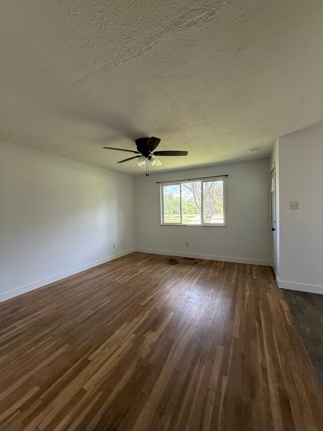Foto del edificio - 890 N Avon Ave