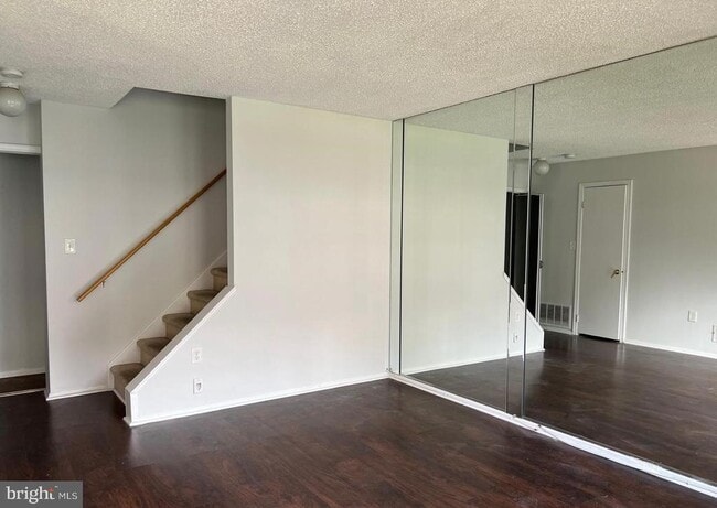 Building Photo - 90 Drewes Ct