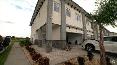 Building Photo - 2025 Greenbriar Ter