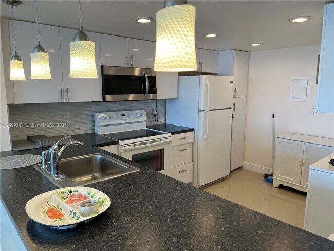 Building Photo - 1351 NE Miami Gardens Dr