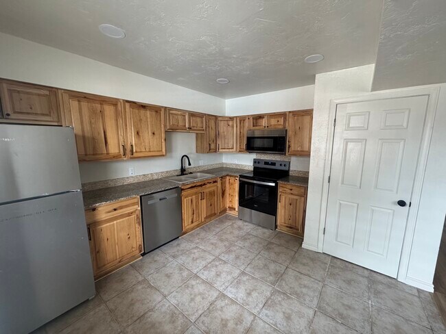 Cocina con muebles de pino - Wilderado Apartments
