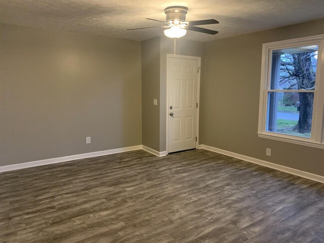 Building Photo - 142 Iris Dr