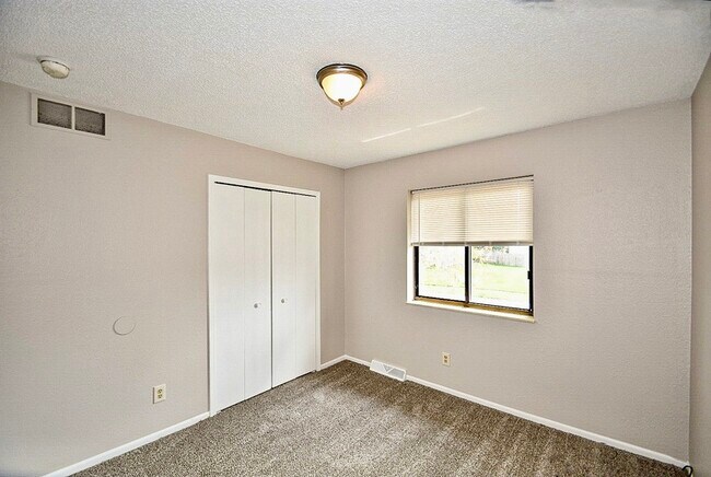 Building Photo - 912 Redwing Dr
