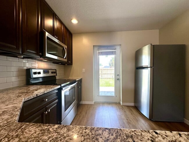 Foto del edificio - 3531 Burma Ct