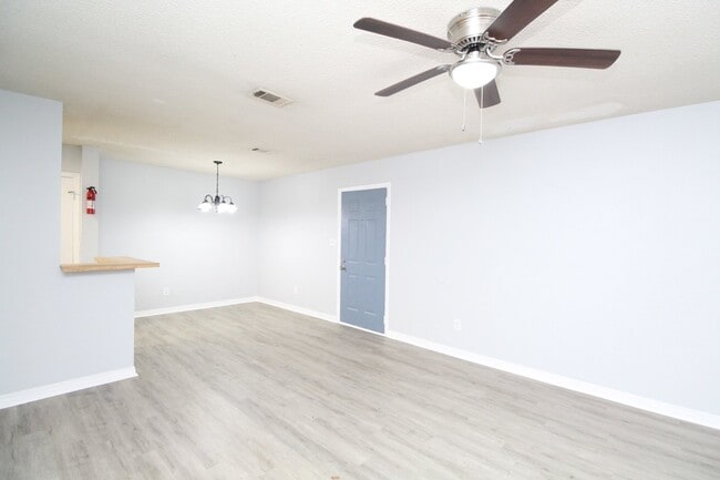 Building Photo - 2nd-Floor 2BR/2BA with Washer/Dryer Hookup...