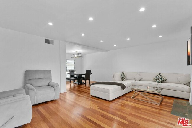 Foto del edificio - 5255 Coldwater Canyon Ave