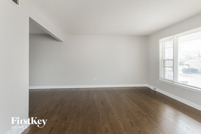 Building Photo - 744 E 167th Pl