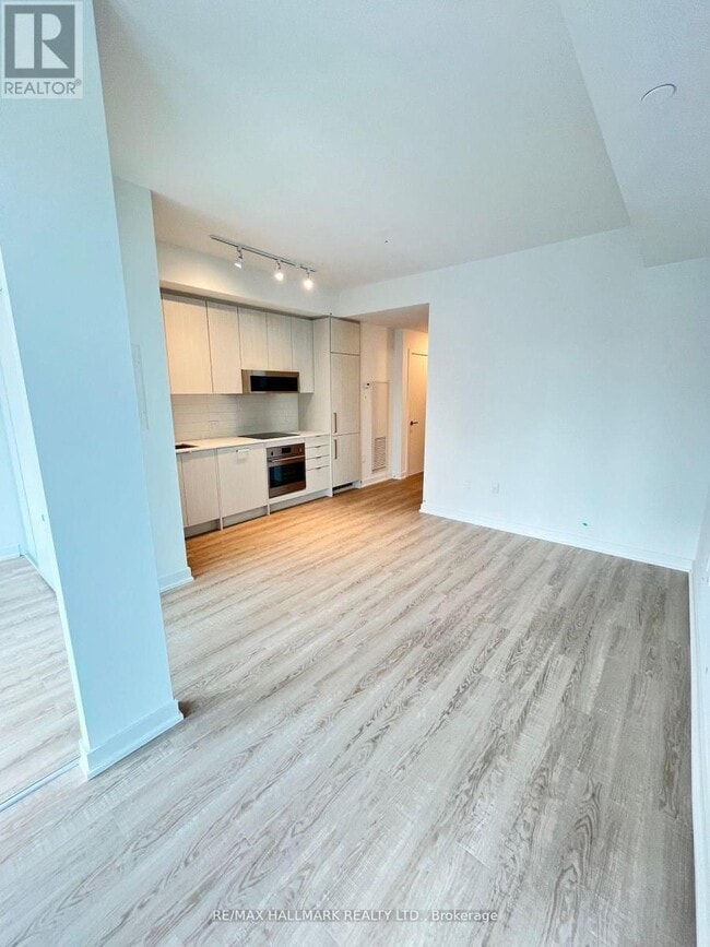 Photo du bâtiment - 250-250 Lawrence Ave W