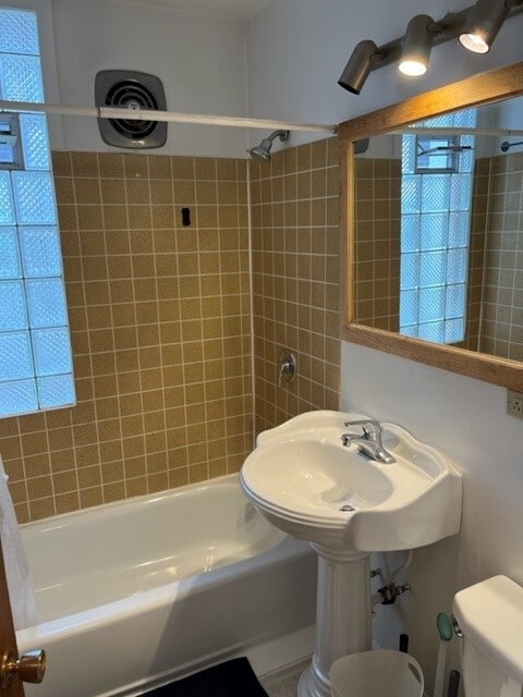main level bath - 2820 Girard Ave S