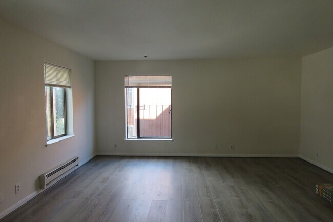 Building Photo - 2 bedroom with Views
