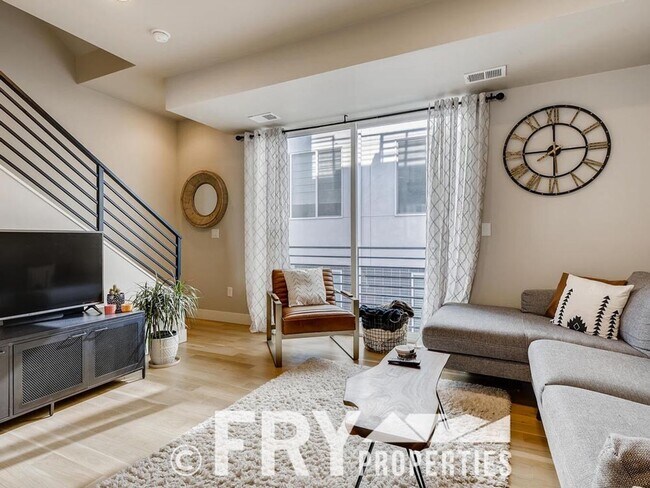 Foto del edificio - New Condo in South Sloan's Lake