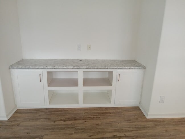 Foto del edificio - 637 Pine Brook Cir