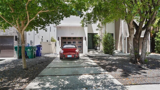 Foto del edificio - 1371 SW 22nd Terrace