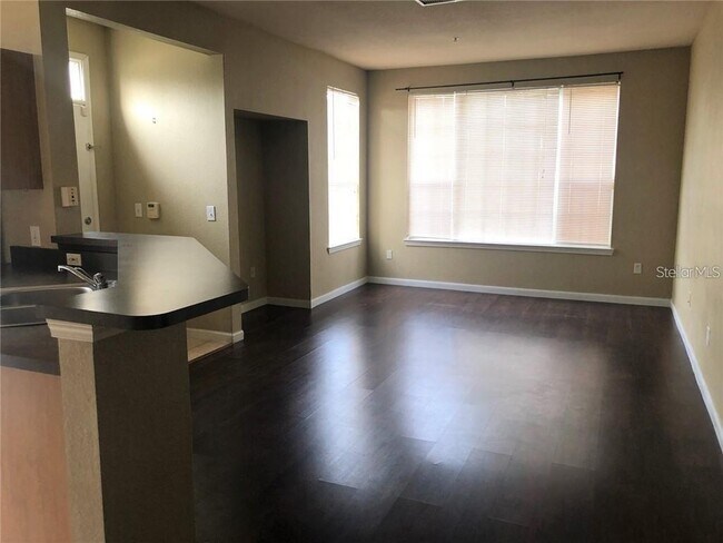 Foto del edificio - 9093 Lee Vista Blvd