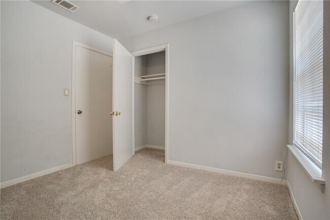 Building Photo - 402 Bramble Dr