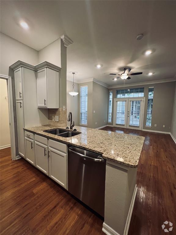Building Photo - 5353 Memorial Dr