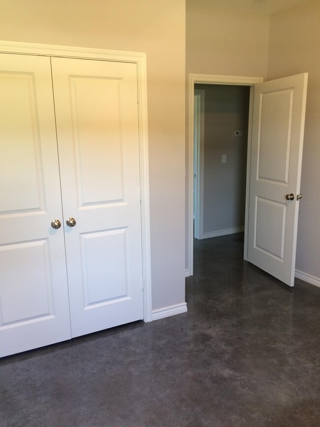 Building Photo - 10071 Shadow Wood Cir