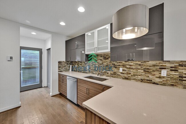 Foto del edificio - Stunning 3-Bed, 2.5-Bath Townhome in West ...