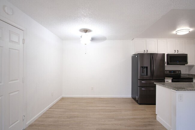 Foto del edificio - Price Reduction!!! Charming 2-Bedroom, 2-B...