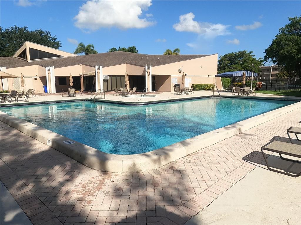 Foto principal - 8390 Sands Point Blvd