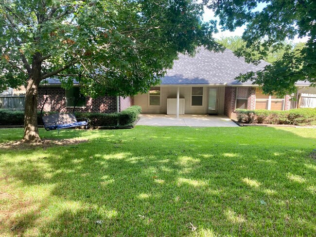 Building Photo - 3709 Camelot Ct