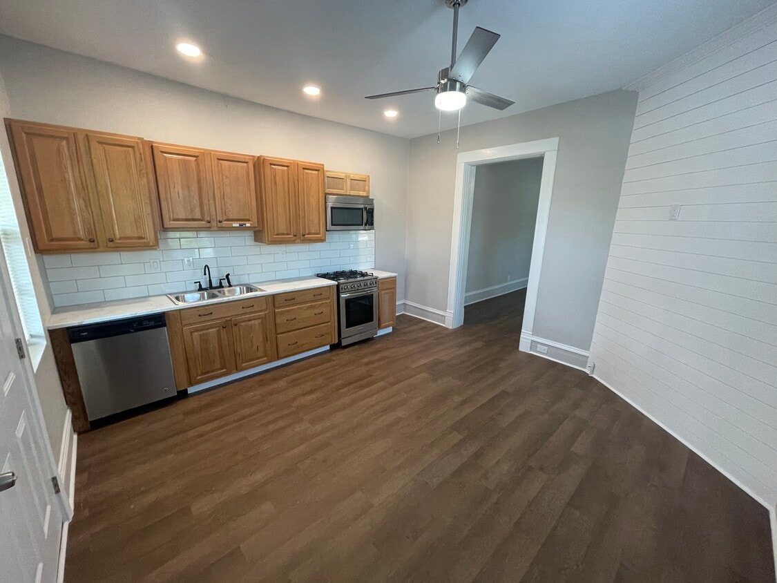 1410 W Oak St Unit 2, Denton, TX 76201 Apartments in Denton, TX