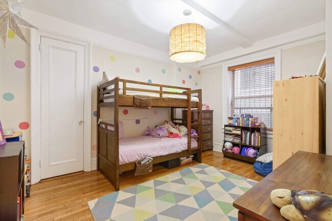 Building Photo - 203 W 81st St