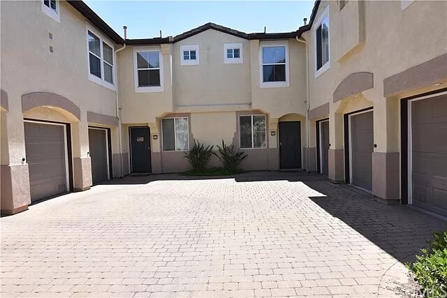 Primary Photo - Beautifully Upgraded 2 Bedroom Townhouse N...