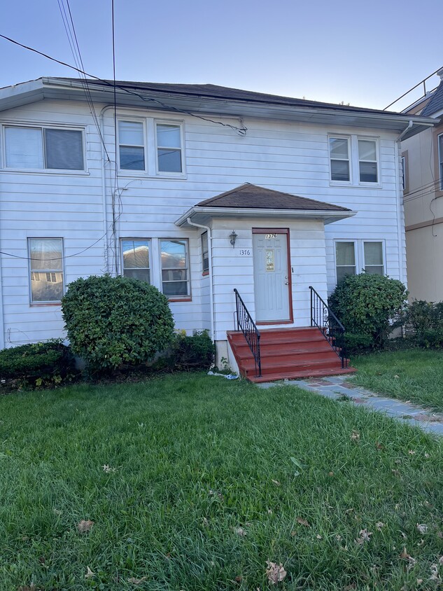 Primary Photo - 1376 Morris Ave